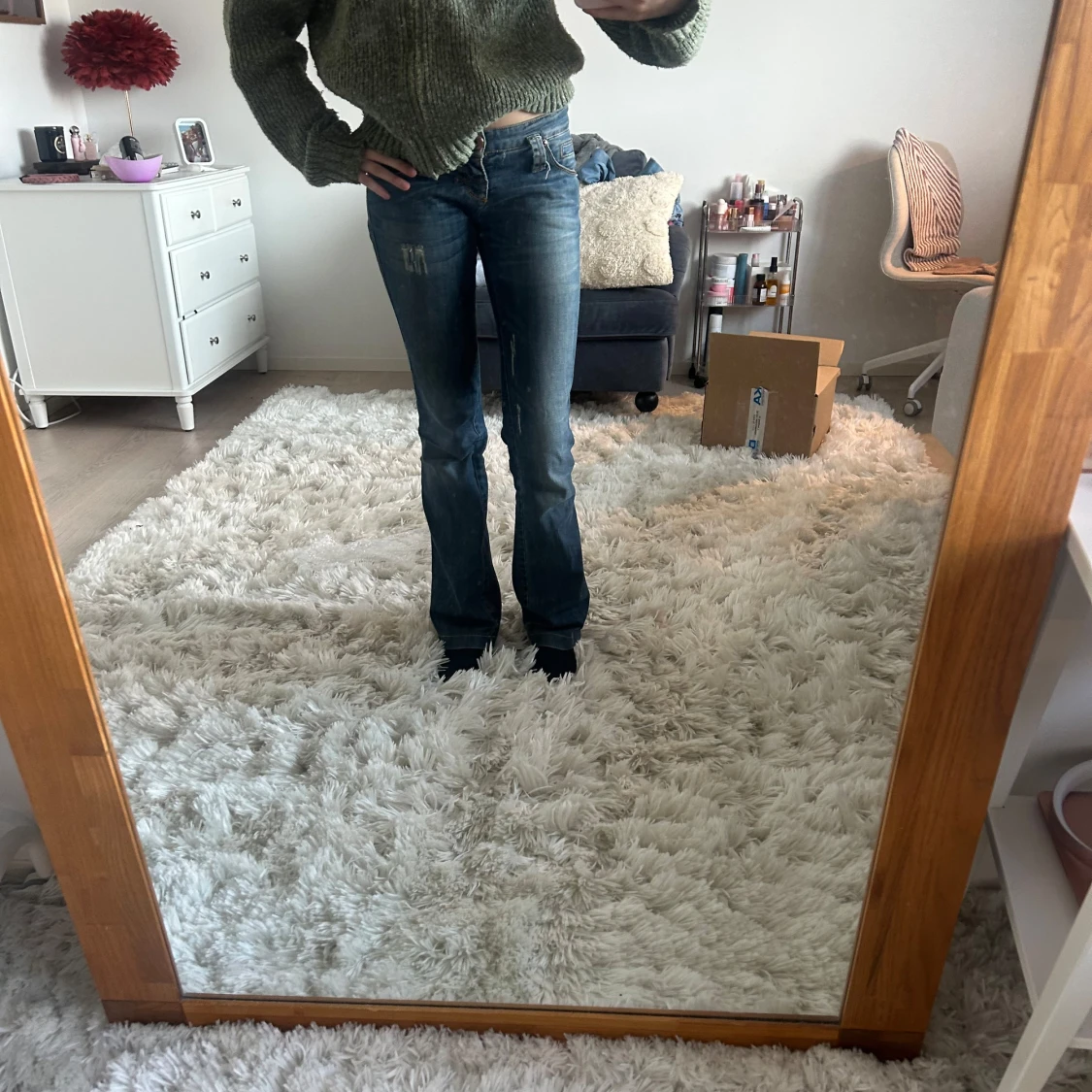 Lågmidjade blåa jeans med slitning  - 1