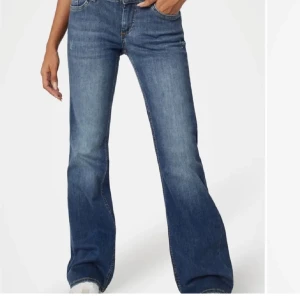 Blå bootcut jeans - Snygga blå bootcut jeans med en klassisk femficksdesign. De har en bekväm passform och är perfekta för en avslappnad stil. Jeansen har en dragkedja och knapp framtill.