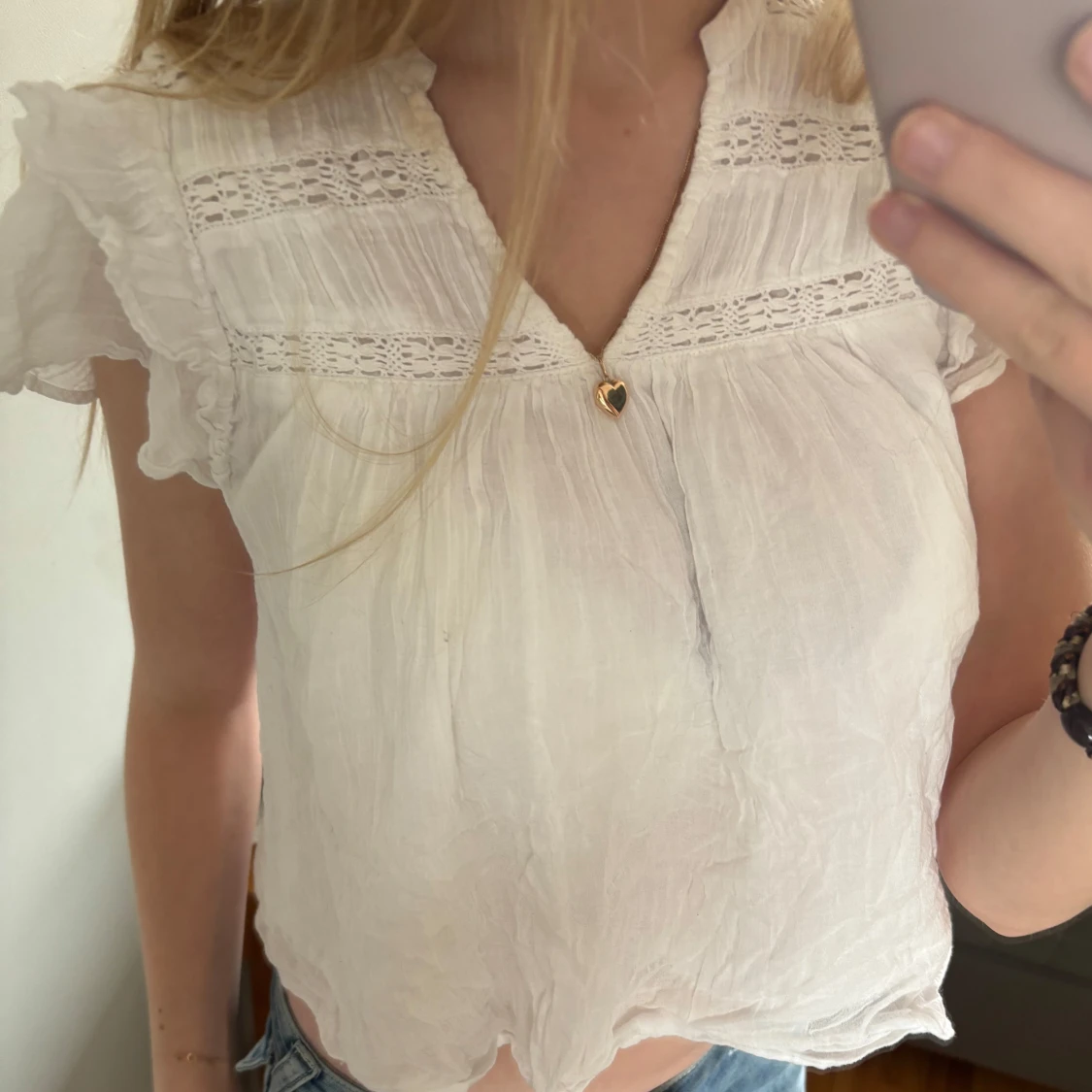 Vit blus med spetsdetaljer - 1