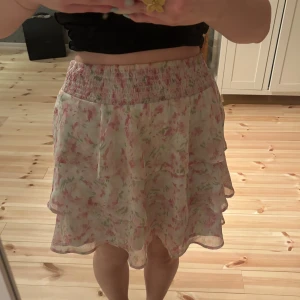 Volangkjol  - Sötaste kjolen till sommaren!😍Den är använd endast ett fåtal gånger, alltså i väldigt bra skick. Den är superbekväm och passar perfekt till sommaren 2025. Den är stretchig runt midjan! 