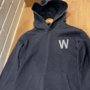 Mörkblå hoodie från Woolrich - Woolrich hoodie till salu! Mörkblå med stort vitt "W" på framsidan. Bekväm och perfekt för alla tillfällen. Finns i storlek xs 14 junior   Pris:(1200kr) mitt pris 350kr . Hör av dig om du är intresserad!