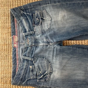 Blå jeans från G-Star - Snygga blå lågmidjade jeans från G-Star 💗säljer då de inte kommer till användning! Inga tydliga defekter, skriv om ni har några frågor!