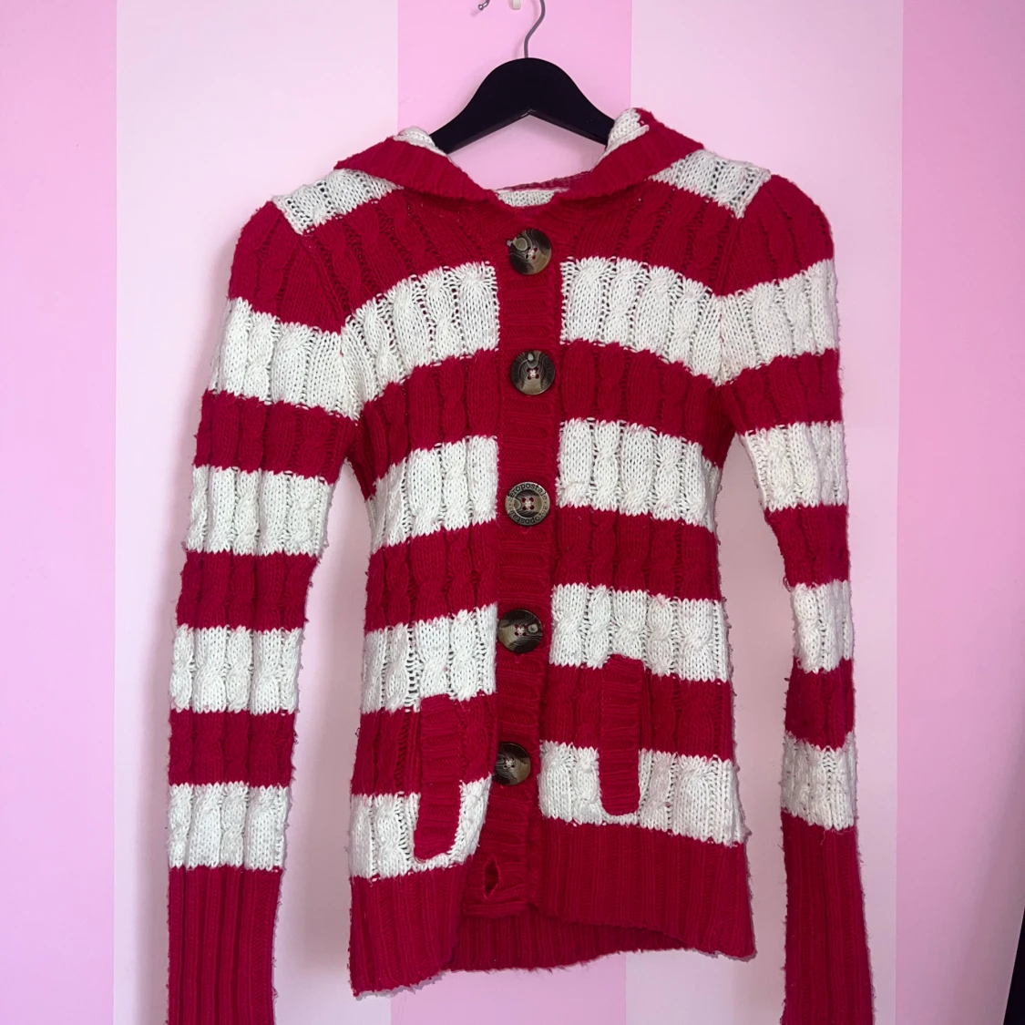 Rosa och vit randig kofta från Aéropostale