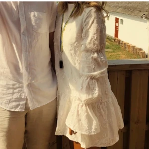 Vit klänning från Nakd - Säljer denna fina klänning från Nakd i storlek 34. Fint skick och endast använd några få gånger. Originalpris 799kr