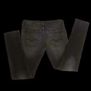 Replay jeans  - Tja! Säljer nu mina replay jeans. De är knappt använda och är köpt för 1600kr. Mitt pris: 749! De är storlek 31 och passar mig perfekt som är 175. Vid snabb affär går priset att sänka! För fler frågor skicka meddelande!