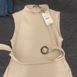 Beige ribbad väst med knyte  - Beige ribbad väst med knyte från Zara aldrig kommit till användning❣️