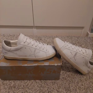 Golden Goose storlek 43 - Säljer ett par stilrena vita skor från Golden goose. Skick är 9/10 defekt kan man se på bild 4. Har även box och orderbekräftelse från minto. Nypris ligger på 5500 , jag säljer för 3199;-! Priset är diskuterbart och om du har någon fråga är de bara att skriva!