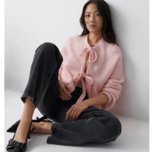 Rosa stickad kofta med knytband - Säljer en söt rosa stickad kofta med knytband framtill. Från Gina tricot, helt nyskick aldrig använd med prislappen kvar. Nypris: 400, mitt pris: 270. Säljs inte längre.🥰