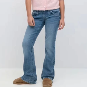 scandi low waist bootcut - säljer dessa scandi low waist bootcut jeansen från Gina tricot young! Storlek 164 🩷 inga defekter