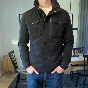 Field jacket J.Lindeberg - Hej! Säljer nu min field jacket från J.Lindeberg som är 9/10 i skicket. Finns inga defekter, som ny i skicket. Nypris ligger på 4000kr. Hör av dig vid minsta lilla fundering!