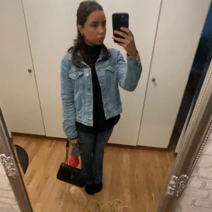 Ljus blå jeans jacka/ vår jacka - Snygg blå jeans jacka, inte alls använt många gånger. Köpt i Paris och blivit liten på mig nu:)