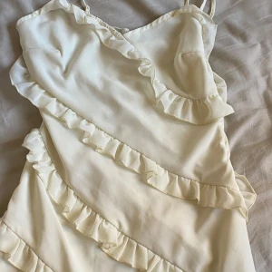 Vit klänning med volanger - Jätte gullig somrig volang klänning vit/creamfärgad i storlek S, V ringning och volang över hela klänningen. Använd en gång original märke shein 💕