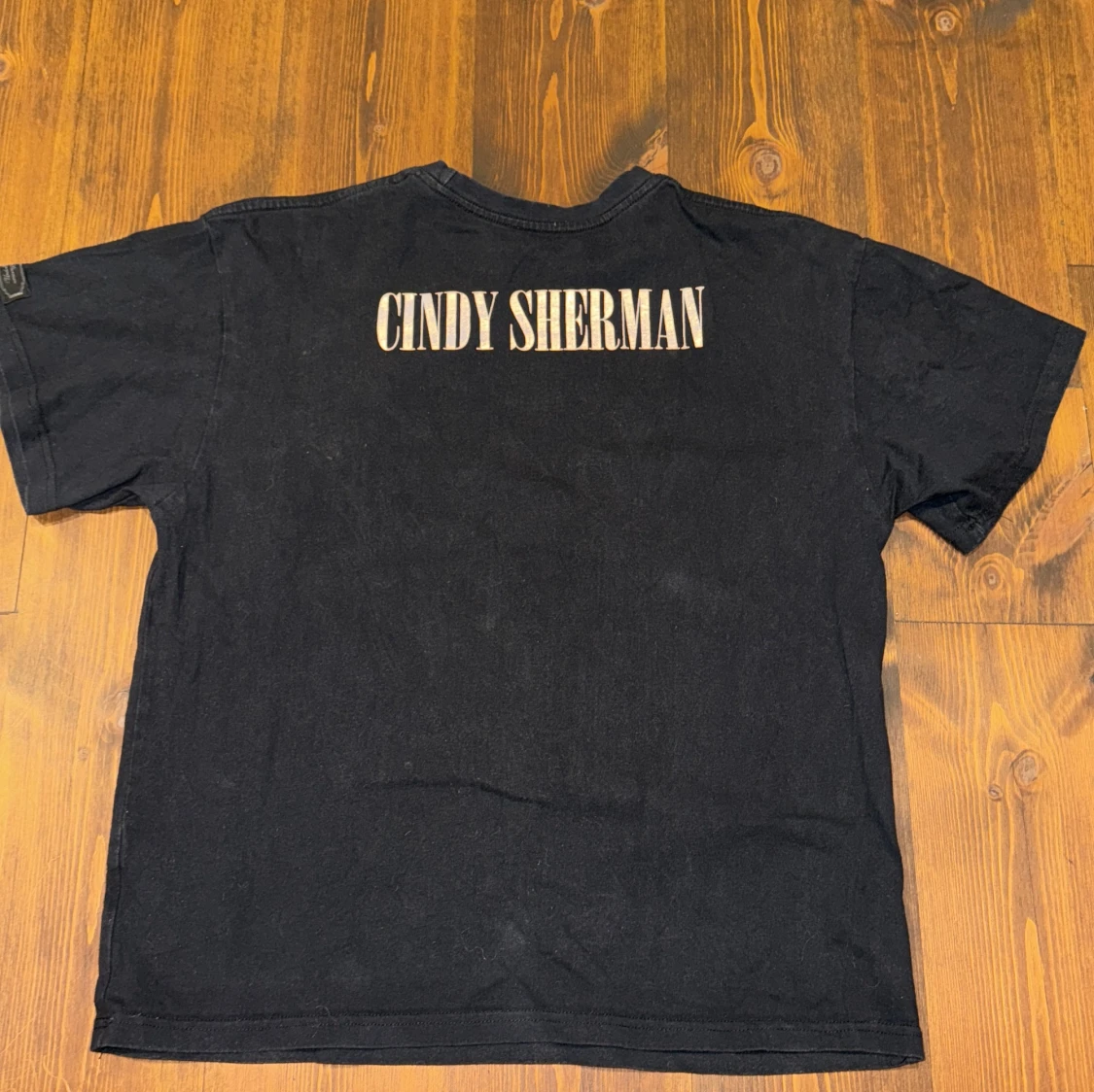 Svart t-shirt med Cindy Sherman-tryck - 1