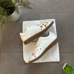 Maison Margiela skor - Tja säljer dessa tvär feta skor perfekt nu till våren. Dessa skor kommer verkligen väcka uppmärksamhet. Dem är knappt använda och är i nyskick. Storlek 40. Hör av er vid frågor eller annat!