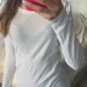 See through topp - Storleken är Xs men passar S lika bra om man vill ha tröjan tight, säljer eftersom att den är stor på mig❤️