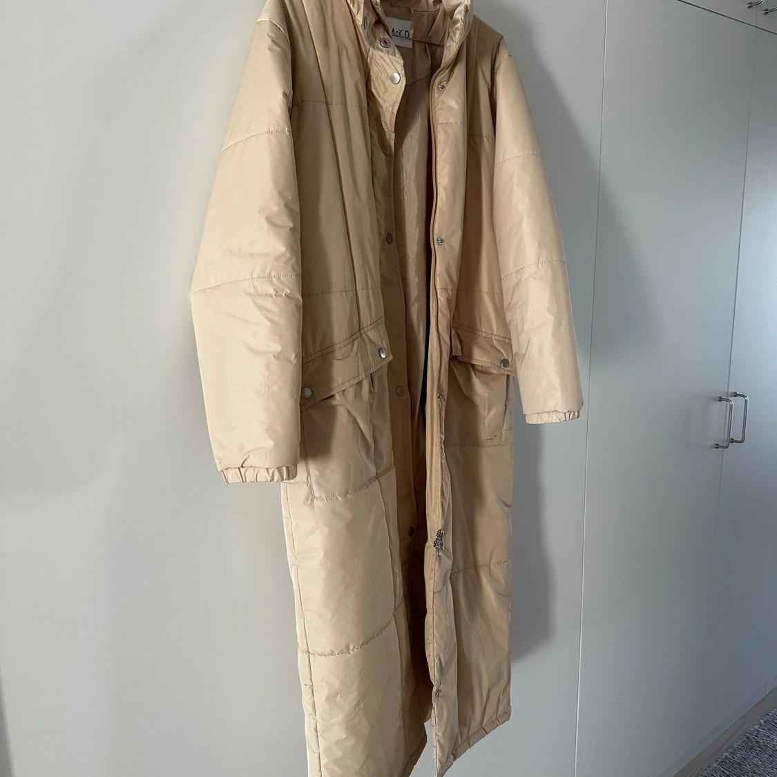 Beige lång jacka