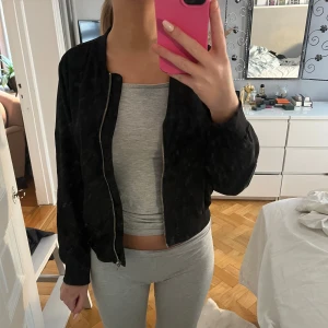 Svart bomberjacka - Skit snygg svart bomberjacka med dragkedja framtill.  Perfekt för en casual look. Och perfekt för våren!! Säljs inte längre hos Gina och var väldigt populär. 