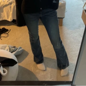Blå bootcut lowwaist jeans - Blå bootcut lowwaist jeans, jag är 169 och de sitter bra i längd på mig! passar storlek 34 men även 36