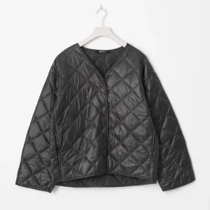 Jacka från Gina tricot - Säljer en otroligt fin svart jacka från Gina tricot! Jackan är i tunn dun och passar perfekt till våren och hösten. Jackan är knappt använd men lappen upptill (se bild) har lossnat på ena sidan och den var så när jag beställde den från ginas hemsida. Jackan är i storlek XS💓