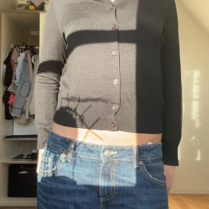 Svart kofta från Filippa K🤗 - Säljer en svart kofta från Filippa K i storlek xs, använd några få gånger, nypris är ca 2500, pris går att diskutera🩷🩷
