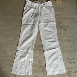 Roxy linnebyxor  - De populära linnebyxorna från Roxy. Har sprättat upp de längst ner för att de ska bli längre, men är snyggt gjort! Syns på sista bilden ❤️❤️Annars inga defekter! Innerbenslängd: 77 cm. Midjemått: 36 cm 