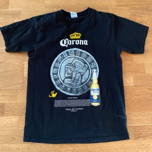Corona t-shirt - Säljer en fet Corona T-shirt. Den är köpt på Playa del Carmen i Mexiko. Säljer tröjan då jag inte längre har användning för den. 