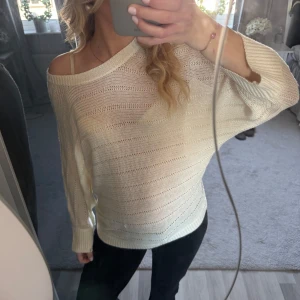 Vit stickad offshoulder tröja - Offshoulder tröja perfekt till sommaren. 