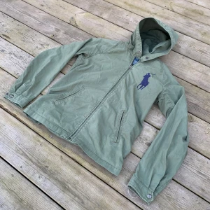 Ralph Lauren jacka - Säljer just nu en sjukt fet vår jacka från Ralph Lauren! Den är helt ny utan några synliga defekter👌🏻köp nu innan någon annan köper!🤩