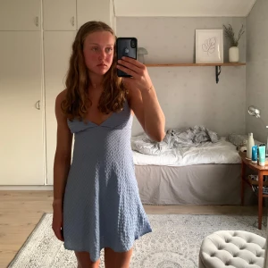 Ljusblå klänning  - Söt ljusblå klänning från Gina Tricot i storlek xs. Perfekt till sommaren🤩