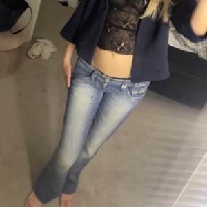 Blå bootcut jeans - Snygga blå bootcut jeans med låg midja. Storlek xs men skulle mer säga dem är en xxs. Jag är 164. 