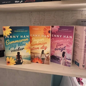 Sommaren jag blev vacker, Ingen sommar utan dig, Sommar för evigt - Säljer en bokserie av Jenny Han som inkluderar 'Sommaren jag blev vacker', 'Ingen sommar utan dig' och 'Sommar för evigt'. Böckerna handlar om Belly och hennes somrar vid havet med familj och vänner. Perfekt för dig som älskar romantiska berättelser och ungdomsdrama. Har bara läst serien en gång så böckerna är i stortsätt i nyskick !☺️ (Köparen står ut för frakt‼️)