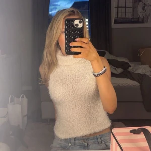 Fesstopp från Zara - Säljer nu min jättefina topp från Zara då den knte satt så som jag ville.tycker att den passar perfekt till fest eller bara till vardags! Hoppas att den kan komma till använding hos någon annan😍Den är använd en gång så jättebra skick💞köpte tröja här på plick och då var den oandvänd men jag har bara använt den en gång 🥰priset går att diskutera!!!