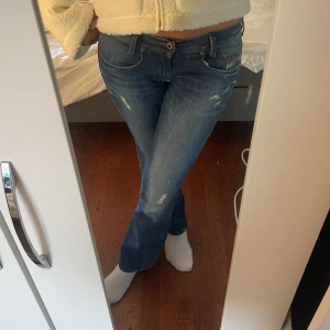 Blå jeans från Diesel - Säljer ett par snygga blå jeans från Diesel med en klassisk femficksdesign. Jeansen har en lätt slitning och en bekväm passform. Perfekta för en avslappnad stil. midjemått 38cm innerbenslängd 82 cm🩷