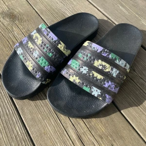 Adidas skor  - Sandaler från Adidas. Sparsamt använda, så väldigt bra skick. Strl. 39. 