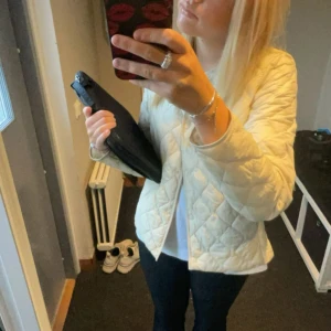 Quiltad jacka Uniqlo - Jättefin tunn jacka från Uniqlo, storlek xs och passar perfekt nu till våren. Den är i andvänt men bra skick. Köpt för 699 kr🌸🌸💗