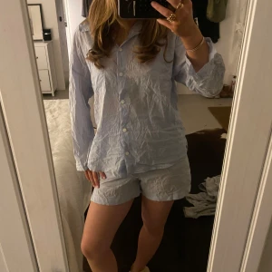 Pyjamas set från Lindex  - Supergulligt randigt pyjamas set från Lindex. Säljer pågrund av att det ej kommer till andvändning.