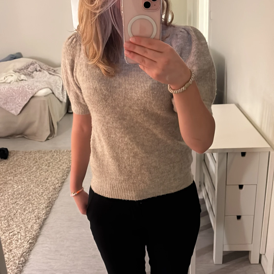 Beige stickad tröja med puffärmar - 1