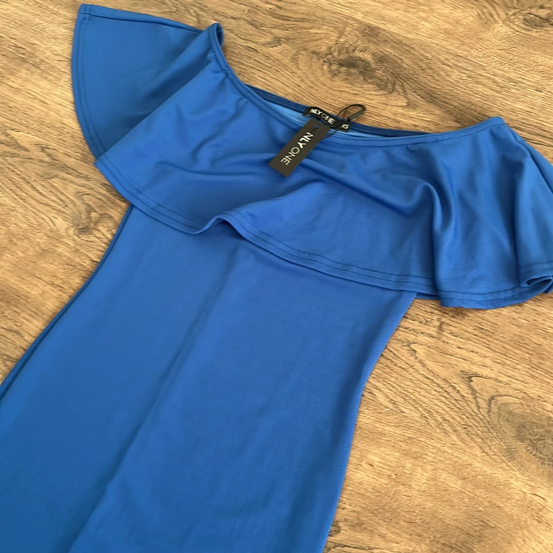 Blå offshoulder klänning från NLY One - 1