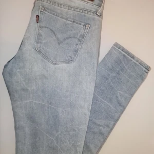 Ljusblå jeans från Levi's - Säljer ett par ljusblå Levi's jeans med modern passform och skinny stil. Perfekta för en avslappnad look. W26/L34