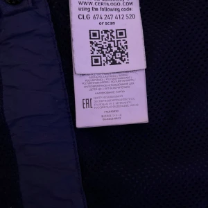 Säljer en snygg och funktionell Stone Island-Jacka - Säljer denna stilrena och mångsidiga Stone Island jacka i storlek är Xs men passar S, perfekt för alla väder. Den har:  Klassisk marinblå färg – lätt att matcha. Avtagbar/invikbar huva – anpassa efter vädret. Fyra praktiska fickor – perfekt för vardagen. Autentiskt Stone Island-märke på ärmen. Lätt och bekväm – perfekt för lager på lager.  Jackan är i bra skick och redo för en ny ägare! Hör av dig vid intresse! Kan mötas i Täby eller Sthlm!