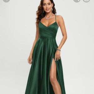 Grön långklänning med slits - Säljer nu min fantastiska balklänning från JJ’s house💕Den är endast använd en gång på balen! Snörningen är justerbar så man kan justera storleken som man vill. Nypris är 1500kr💕