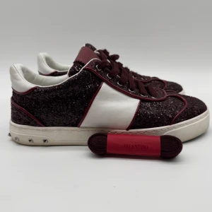 NYA VALENTINO FLYCREW - Valentino flycrews - Skick: 10/10 - Tillbehör: Enbart skorna - Storlek 38 - Nypris ca 8000 - Går ej att få tag på nya - Deluxecloset