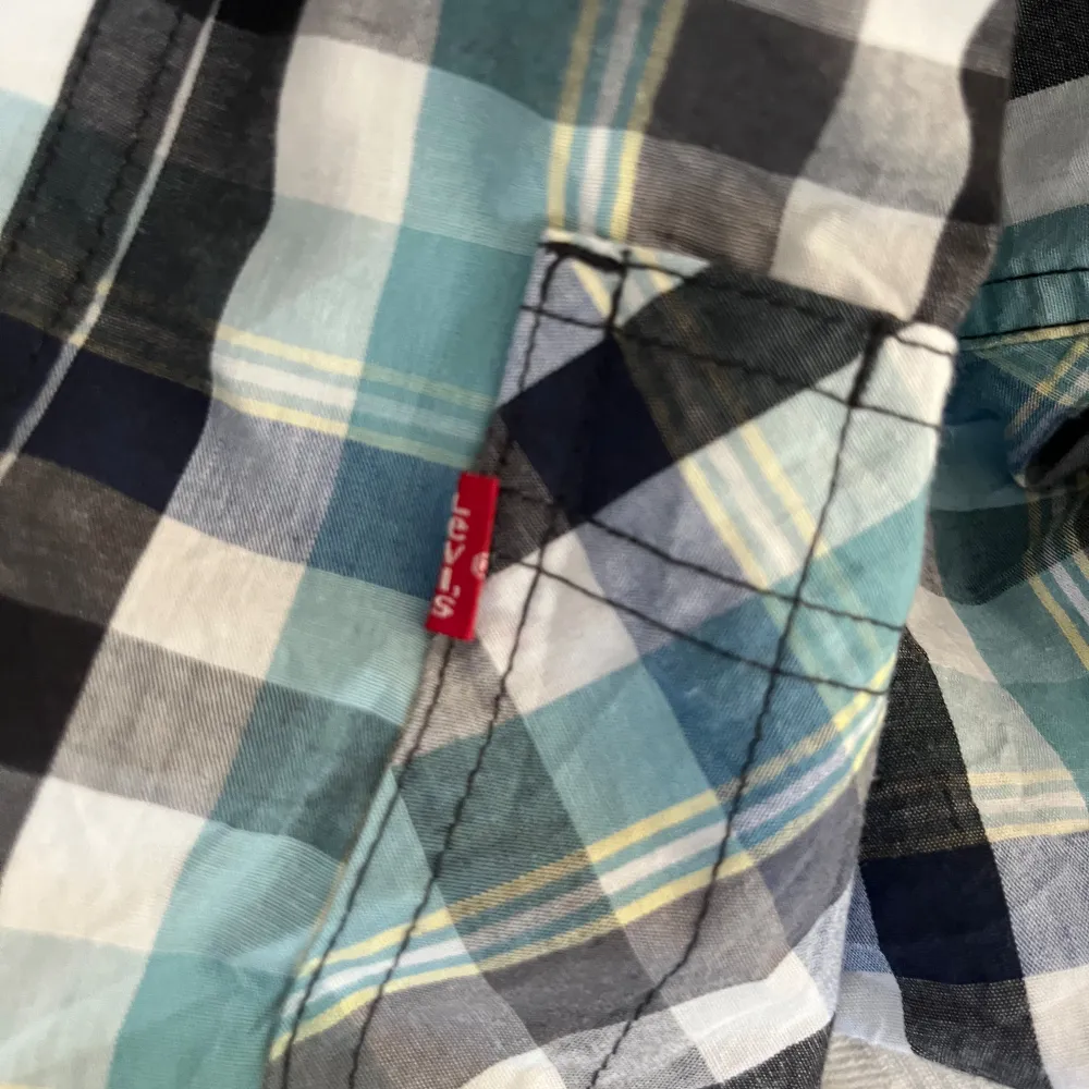 Säljer en kortärmad rutig skjorta från Levi's. Paidat.