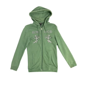 Bling Lucid Zip-Hoodie - Snygg grön zip hoodie från Bling Lucid. Den ger en avslappnad och stilren look, perfekt för både vardag. Storlek S och i en fräsch grön färg. Riktigt bra skick. Tveka inte att skriva om du har några frågor!