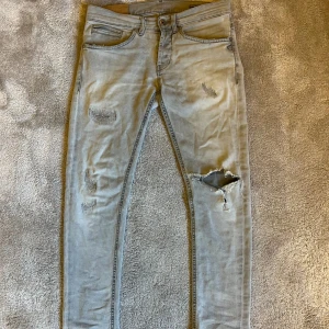 💫Dondup George Jeans💫 - Hej! Säljer dessa sjukt snygga Dondup jeansen i modellen George. Dom är i storlek 30. Bra skick, mycket kvar att ge. Hör av er vid frågor eller funderingar🥂🍾💫💯🤑