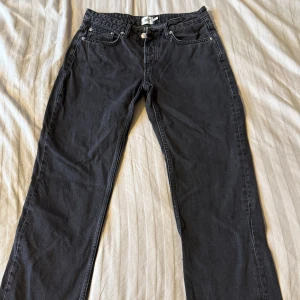 Svarta Icon jeans  - Svarta icon jeans från lager 157, nypris 400kr. Jag har knappt använt dem så dem är fortfarande i ny skick. 