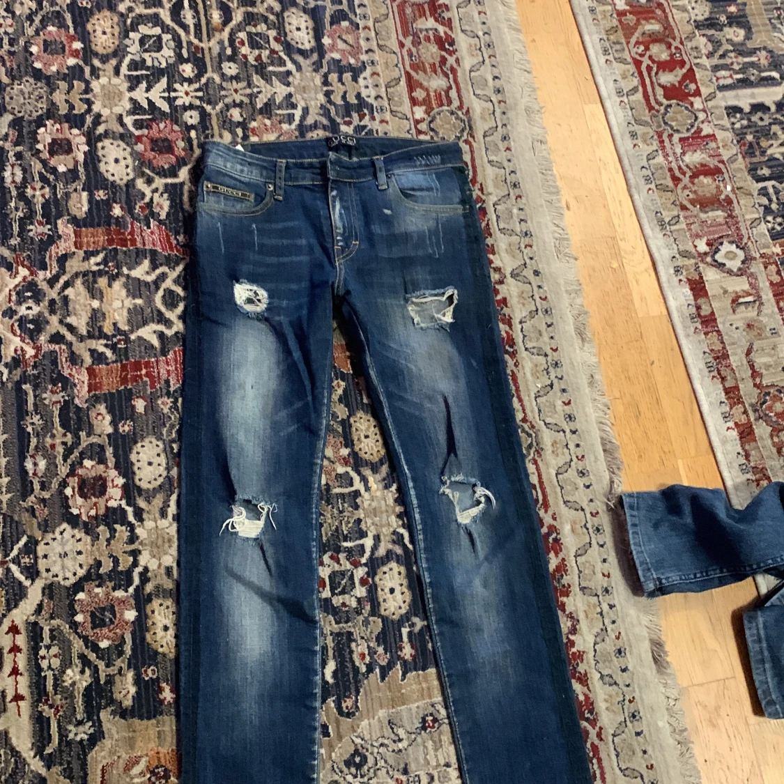 Blå jeans med slitningar