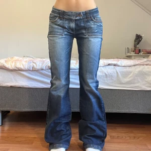 Only Jeans - Midjemått: 40cm, innerbenslängd: 85cm 💖 lapparna är borta, uppskattar storleken som M/L 
