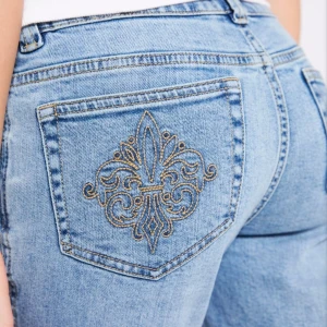 Blå jeans med broderad ficka - Snygga blå jeans med ett unikt broderi på bakfickan. De har en klassisk femficksdesign och en bekväm passform. Perfekta för en avslappnad stil.
