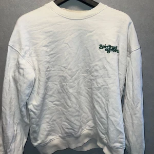 Vit sweatshirt från Vailent carlings - Säljer en vit sweatshirt från vailent med tryck på bröstet och stort motiv på ryggen. Tröjan har långa ärmar och ribbade muddar vid ärmslut och nederkant. Perfekt för en avslappnad stil. Boxy fit